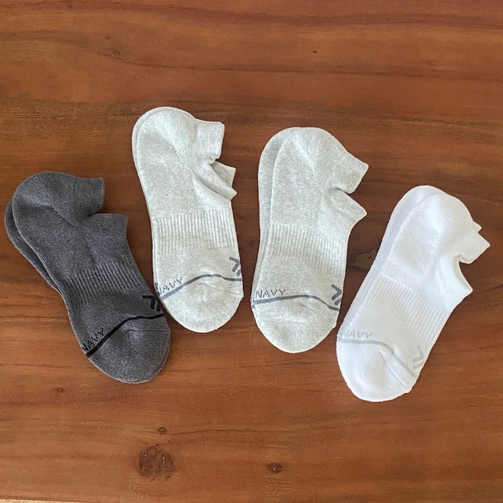 Old Navy bundle of 4 athletic socks compression workout white grey S/M